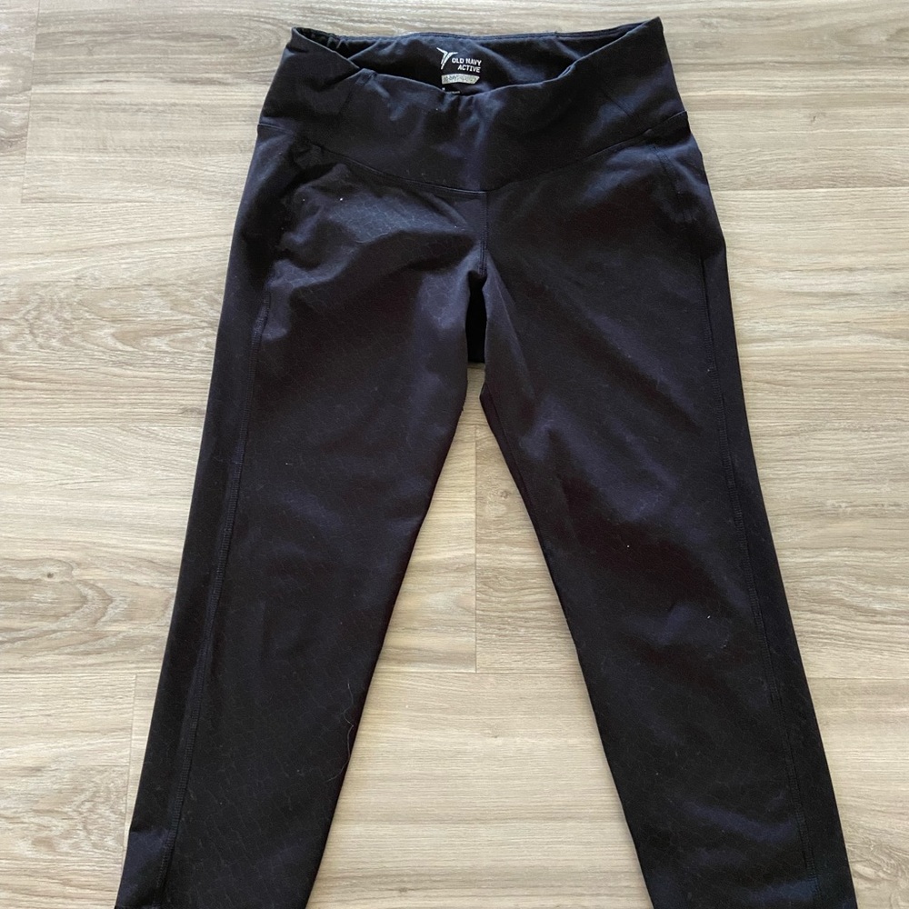 Black athletic leggings with diamond pattern
